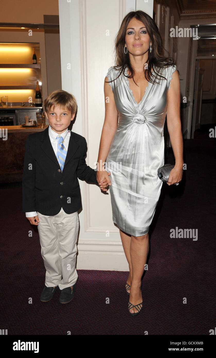 Elizabeth Hurley et son fils Damian arrivent au lancement parrainé PAR YOTA du lac Swan de Mikhaïlovsky, à l'Opéra national anglais, St Martin's Lane, Londres. Banque D'Images