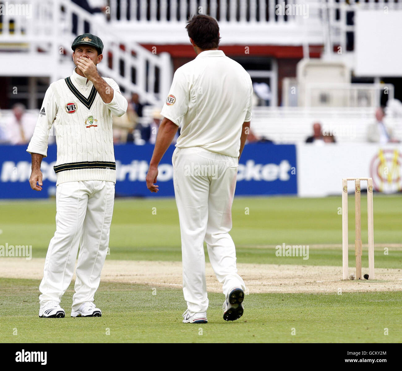 Le capitaine australien Ricky Ponting (à gauche) parle avec Ben Hilfenhaus lors du premier match de test au terrain de cricket de Lord's, Londres. Banque D'Images