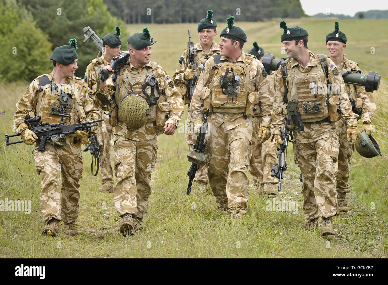 Les troupes d'Une Compagnie du 1er Bataillon Royal Irish Regiment participent à un exercice d'entraînement sur la plaine de Salisbury dans le cadre de la Brigade d'assaut aérienne 16. Banque D'Images