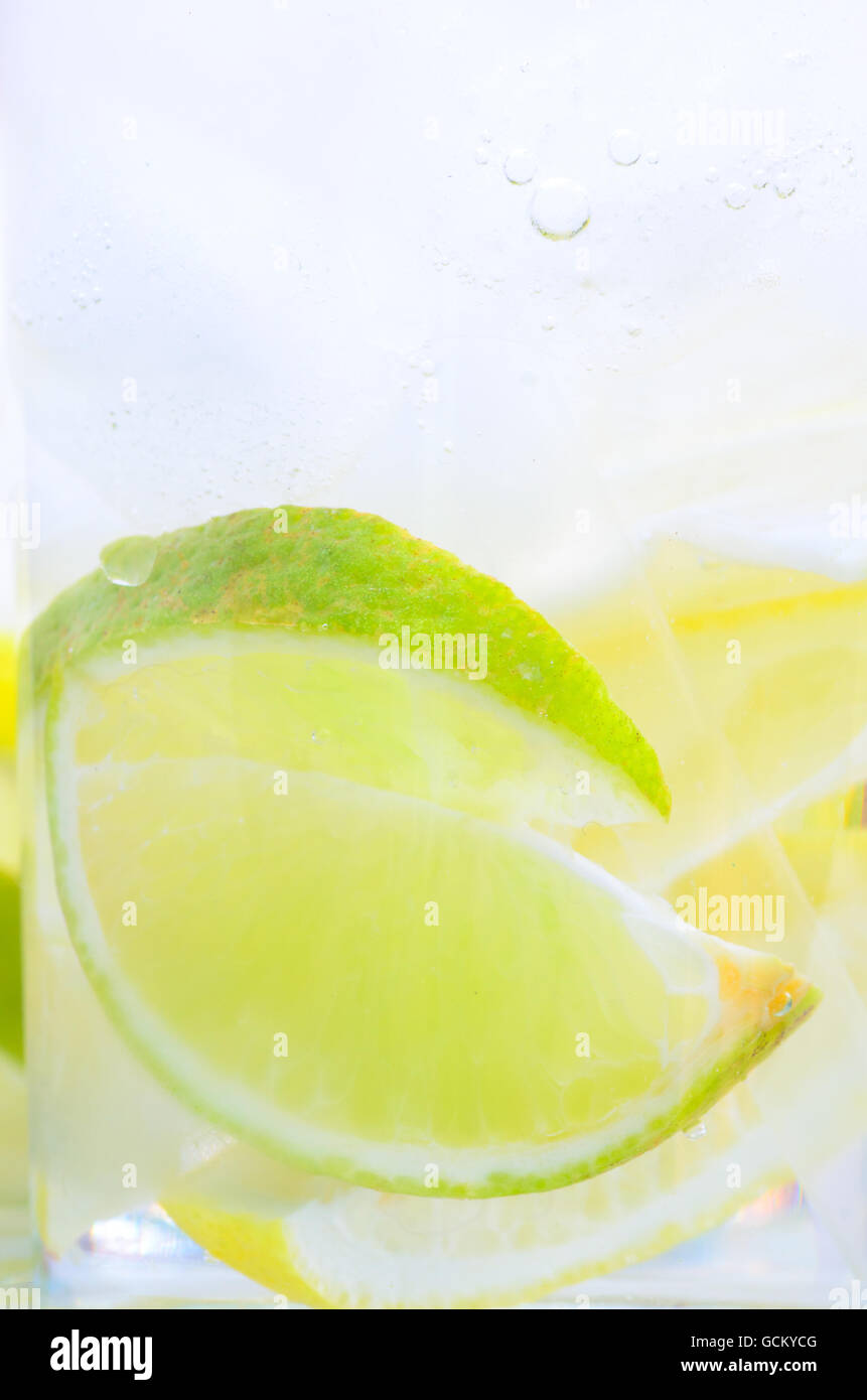 Limonade au citron et lime en verre Banque D'Images