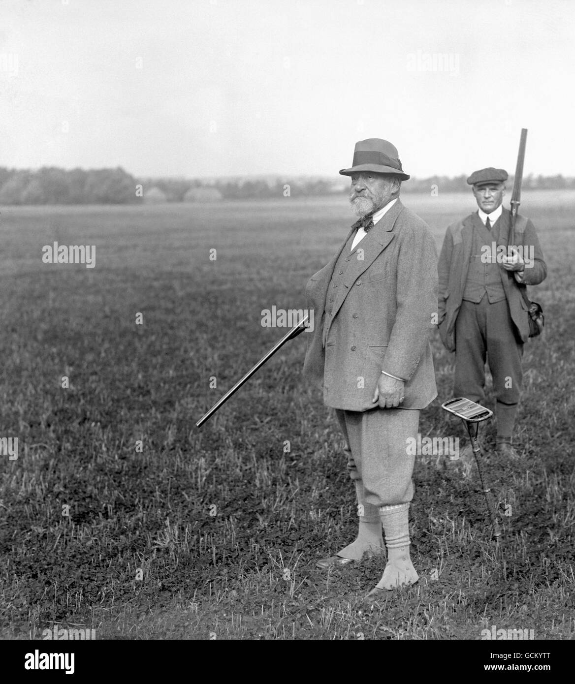 Sir Ernest Cassel pendant sa partie de chasse, avec son gillie en présence. Banque D'Images