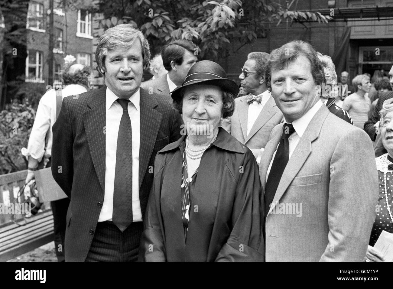 Les acteurs de la rue du couronnement William Roache, qui joue Ken Barlow, à gauche, et Johnny Briggs, qui joue Mike Baldwin, à droite, avec Betty Howarth, la veuve de Jack Howarth à son service commémoratif. Il joue Albert Tatlock dans le feuilleton. Banque D'Images