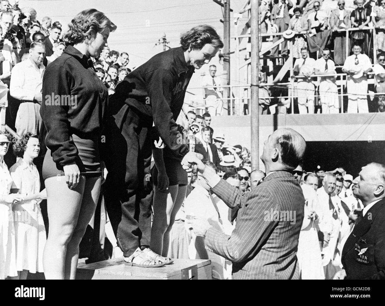 Arthur Porritt, président de la British Empire Games Federation, félicite Edna Child d'Angleterre pour sa victoire à l'événement féminin de plongée à tremplin. Noeline MacLean (Australie), à gauche, était la deuxième. Banque D'Images