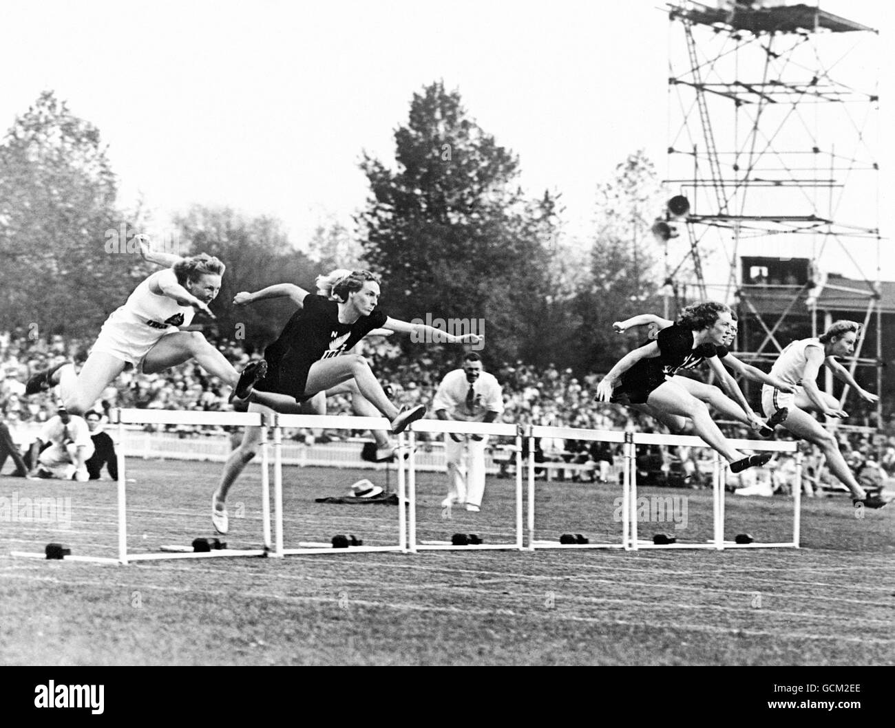 La finale des 80 m haies des femmes.De gauche à droite ; Anne Stalder (Australie) ; Noeline Gourlay (Nouvelle-Zélande) ; Pixie Fletcher (Nouvelle-Zélande), obscurci ; June Schoch (Nouvelle-Zélande), qui était deuxième ;Janet Shackleton (Nouvelle-Zélande), troisième; et Shirley Strickland (Australie), la gagnante. Banque D'Images