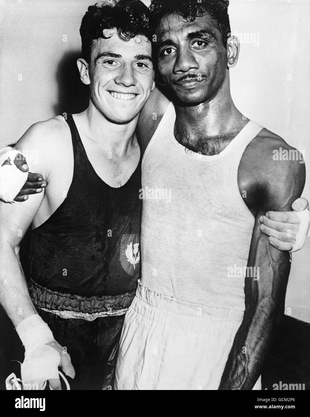 Boxe - quatrième Empire britannique - Flyweight final - Riley v Edwin - Auckland, Nouvelle-Zélande.Les bons amis Hugh Riley, à gauche, le gagnant écossais du titre de poids-mouche de l'Empire, et K Edwin, de Ceylon, le gagnant suivant. Banque D'Images