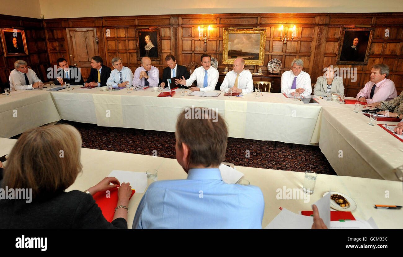 Le Premier ministre David Cameron (au centre) avec les membres du Cabinet (de gauche à droite) le secrétaire au développement international Andrew Mitchell, le secrétaire d'État à la Culture, aux Jeux Olympiques, aux médias et aux Sports Jeremy Hunt, le secrétaire d'État aux Transports Philip Hammond, le secrétaire à l'énergie Chris Huhne, le secrétaire d'entreprise Vince Cable, le secrétaire du Cabinet Sir Gus O'Donnell, Le secrétaire aux Affaires étrangères William Hague, le secrétaire d'État à la Santé Andrew Lansley, la secrétaire à l'Environnement, à l'alimentation et aux Affaires rurales Caroline Spelman et le secrétaire d'État à l'Irlande du Nord Owen Paterson lors d'une réunion du cabinet dans la salle à manger Banque D'Images