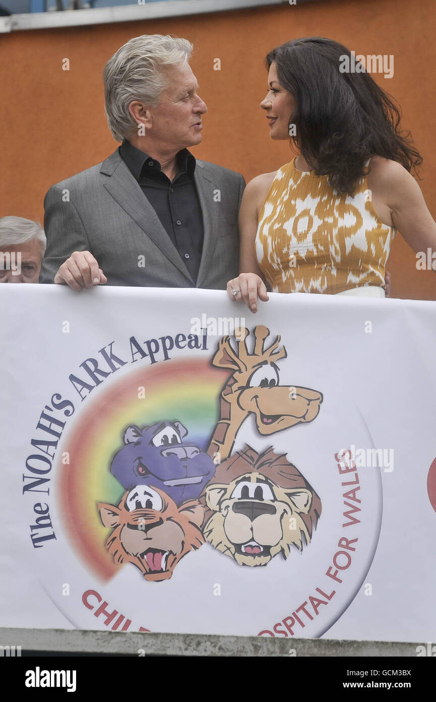 Catherine Zeta Jones et Michael Douglas lors d'une visite à l'hôpital pour enfants du pays de Galles à Cardiff, où ils ont rencontré le personnel et les enfants. Banque D'Images