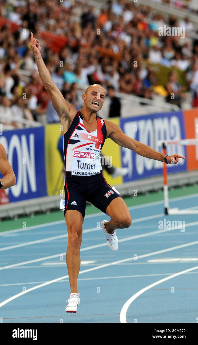 Andy Turner, en Grande-Bretagne, remporte les 110 mètres haies des hommes lors du quatrième jour des championnats d'Europe au stade olympique de Barcelone, en Espagne. Banque D'Images