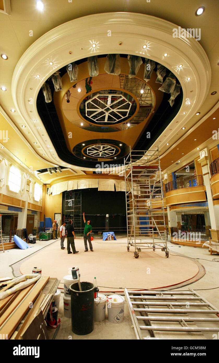 Des ingénieurs travaillent pour compléter la salle de la Reine à bord du nouveau navire de croisière de Cunard, le Queen Elizabeth, au chantier naval de Fincantieri à Trieste, en Italie, le vendredi 30 juillet 2010, avant qu'elle ne soit en service en octobre de cette année. Banque D'Images