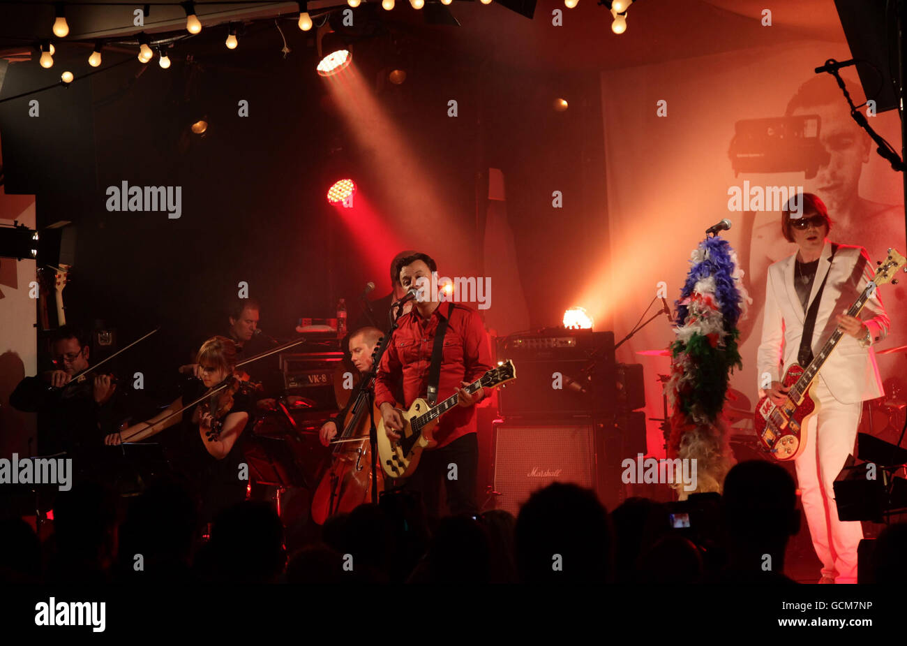 The Manic Street Preachers, James Dean Bradfield (à gauche) et Nicky Wire (à droite), réalisant un concert secret pour lancer leur nouvel album « Postcards from a Young Man », au Hammersmith Working Men's Club, à l'ouest de Londres. Banque D'Images