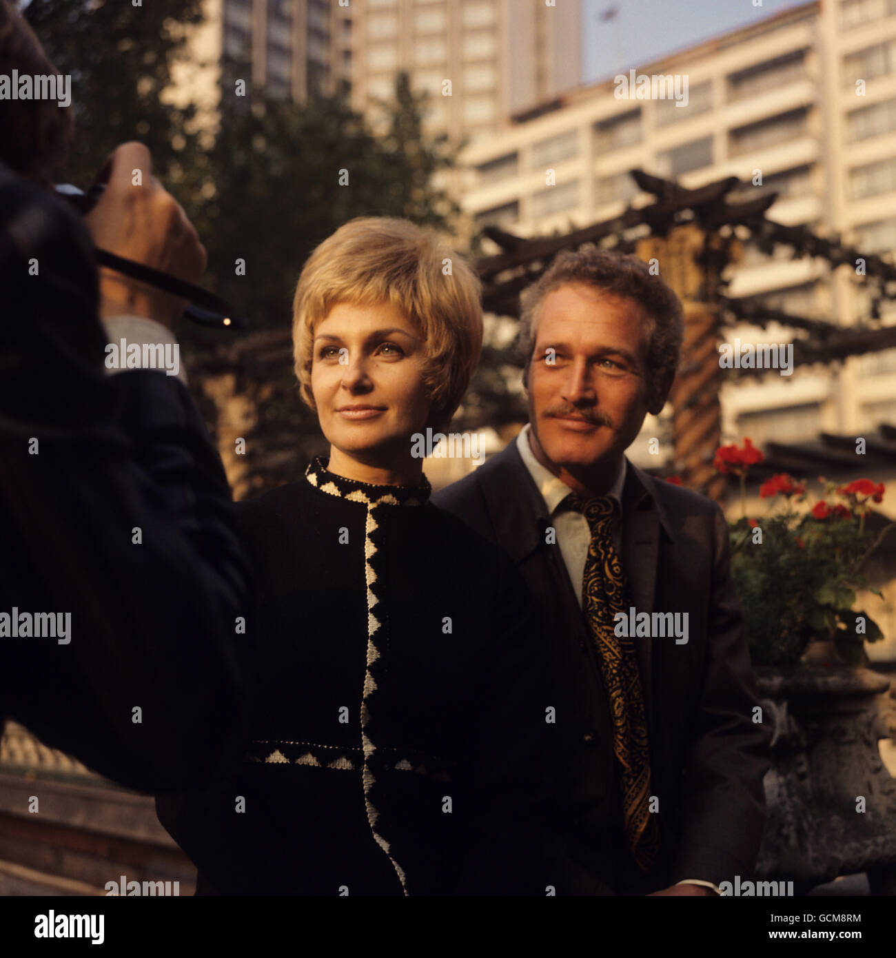 Joanne Woodward, actrice hollywoodienne, et Paul Newman, son mari, comédien-réalisateur, à Londres. Banque D'Images