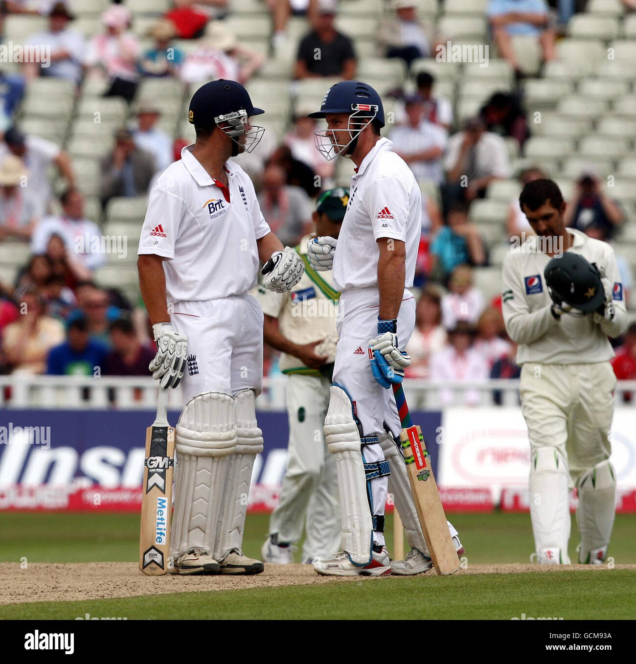 Cricket - npower second Test - quatrième jour - Angleterre / Pakistan - Edgbaston.Jonathan Trott et Andrew Strauss d'Angleterre pendant le second Test de npower à Edgbaston, Birmingham. Banque D'Images