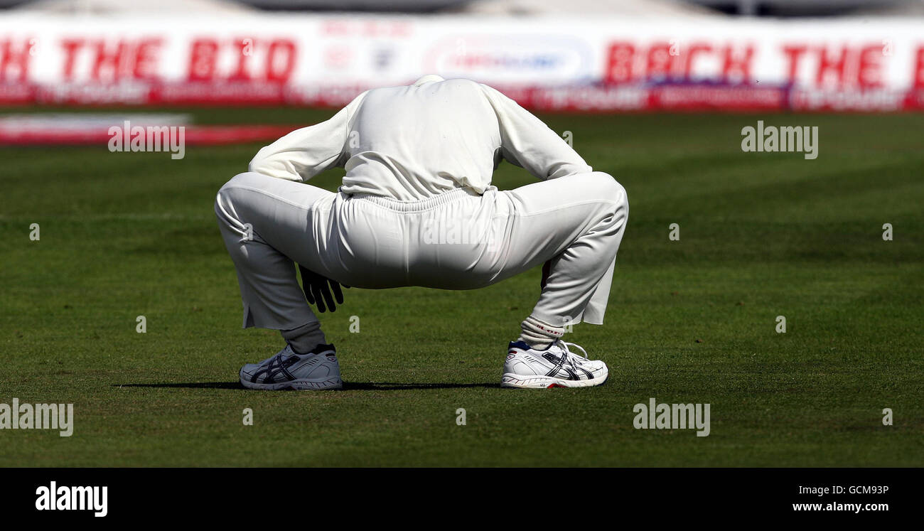Saeed Ajmal s'étend au Pakistan avant le bowling lors du second Test de npower à Edgbaston, Birmingham. Banque D'Images