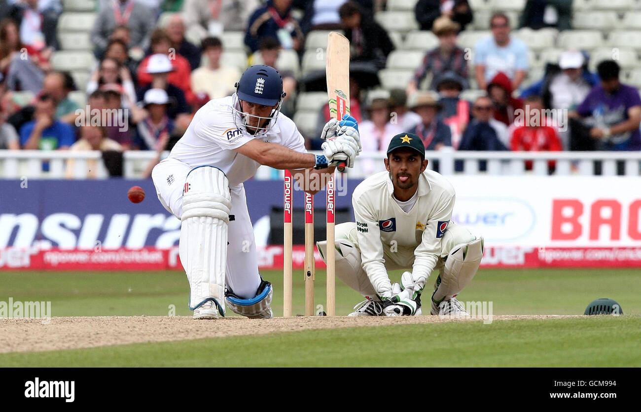 Cricket - npower second Test - quatrième jour - Angleterre / Pakistan - Edgbaston.Andrew Strauss, en Angleterre, a tiré une balle de Saeed Ajmal, au Pakistan, lors du second test de npower à Edgbaston, Birmingham. Banque D'Images
