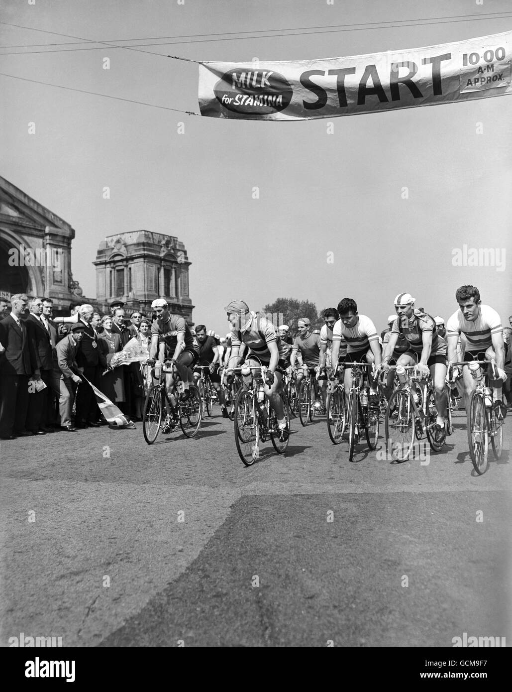 Cyclisme - Tour de Grande-Bretagne.Le comédien Norman Wisdom laisse tomber le drapeau pour démarrer les cavaliers sur la première étape de la course. Banque D'Images