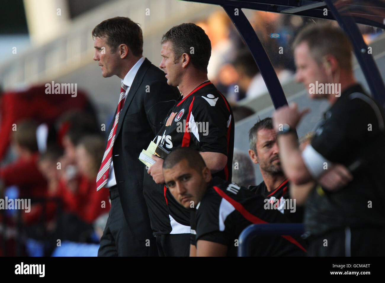 Football - Carling Cup - Premier tour - Shrewsbury Town / Charlton Athletic - Greenhous Meadow Stadium.Charlton le gestionnaire athlétique Phil Parkinson (à gauche) et son assistant Mark Kinsella (au centre) sur la ligne de contact Banque D'Images