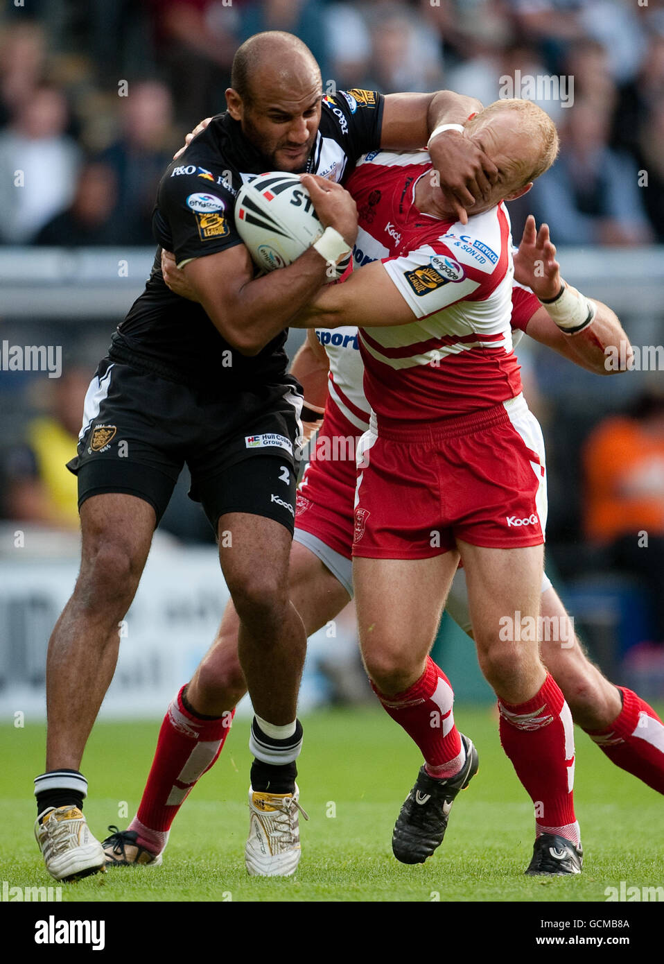 Mark Calderwood du FC Hull est attaqué par Michael Dobson de Hull KR lors du match de la Super League engage au KC Stadium de Kingston-upon-Hull. Banque D'Images