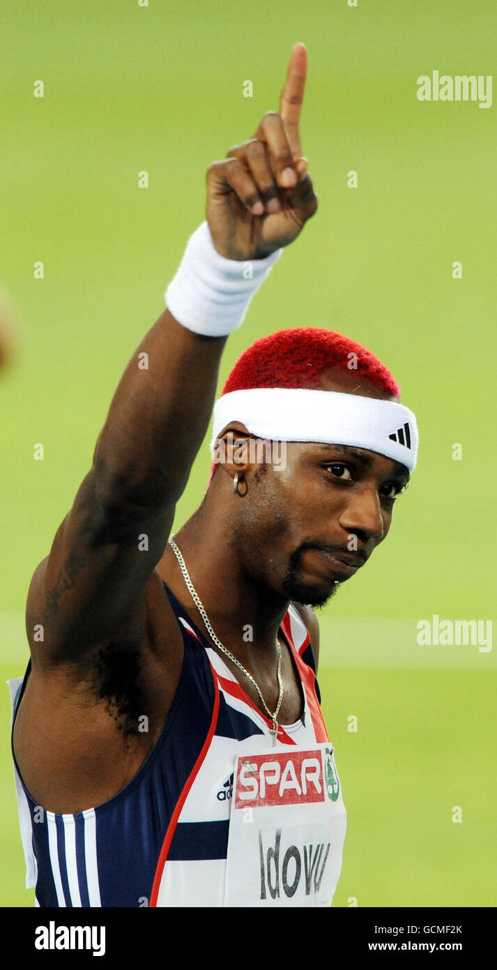 Phillips Idowu en Grande-Bretagne célèbre sa victoire lors de la finale du triple saut masculin lors du troisième jour des championnats d'Europe au stade olympique de Barcelone, en Espagne. Banque D'Images