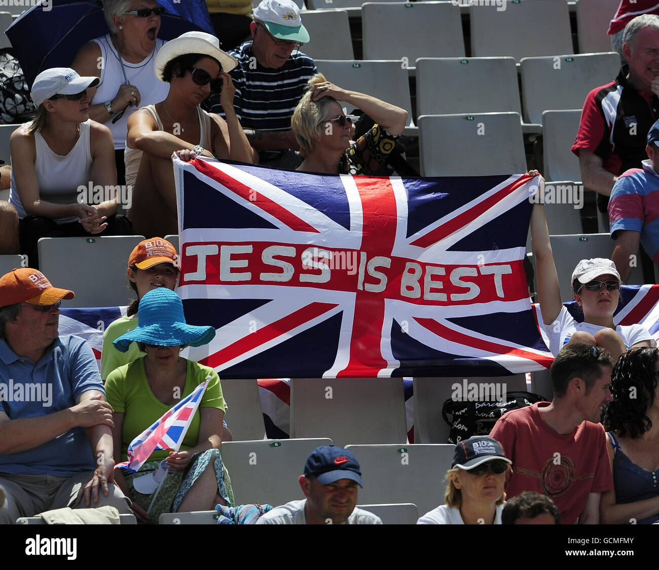 Les supporters applaudissent Jessica Ennis au Womens Heptathlon lors du quatrième jour des championnats d'Europe au stade olympique de Barcelone, en Espagne. Banque D'Images