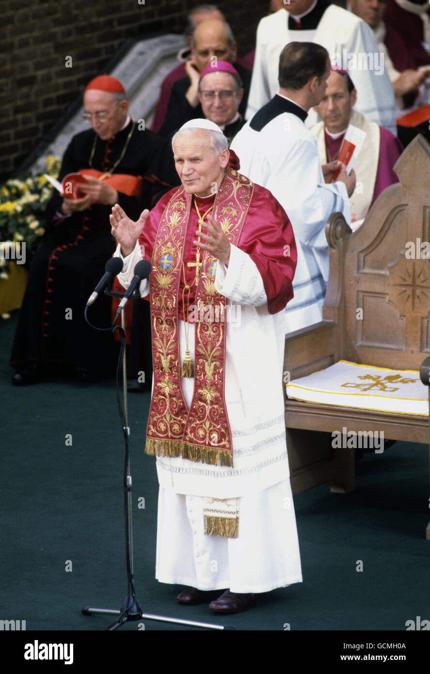 Le pape Jean-Paul II s'est exprimé devant la congrégation lors d'un service pour les malades dans la cathédrale catholique romaine de Saint-Georges, à Southwark. Banque D'Images Le pape Jean-Paul II s'est exprimé devant la congrégation lors d'un service pour les malades dans la cathédrale catholique romaine de Saint-Georges, à Southwark. Banque D'Images