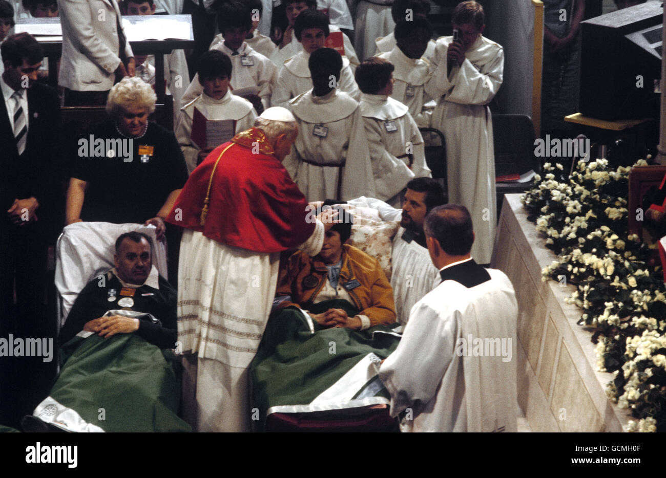 Le pape Jean-Paul II bénit un membre de la congrégation lors d'un service pour les malades dans la cathédrale catholique romaine de Saint-Georges, à Southwark. Banque D'Images Le pape Jean-Paul II bénit un membre de la congrégation lors d'un service pour les malades dans la cathédrale catholique romaine de Saint-Georges, à Southwark. Banque D'Images