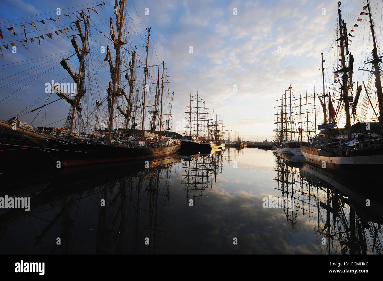 Le soleil se lève sur les Tall Ships amarrés à Hartlepool Marina à la fin de la deuxième et dernière course, de Kristiansand, Norvège. Banque D'Images