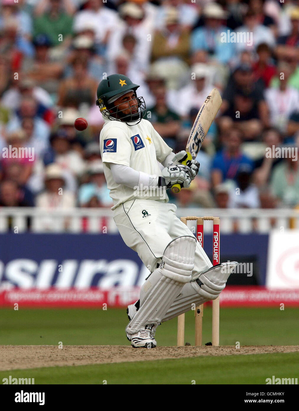 Le Pakistan Imran Farhat est frappé à la tête par une livraison de l'Angleterre Stuart Broad pendant le second Test de npower à Edgbaston, Birmingham. Banque D'Images