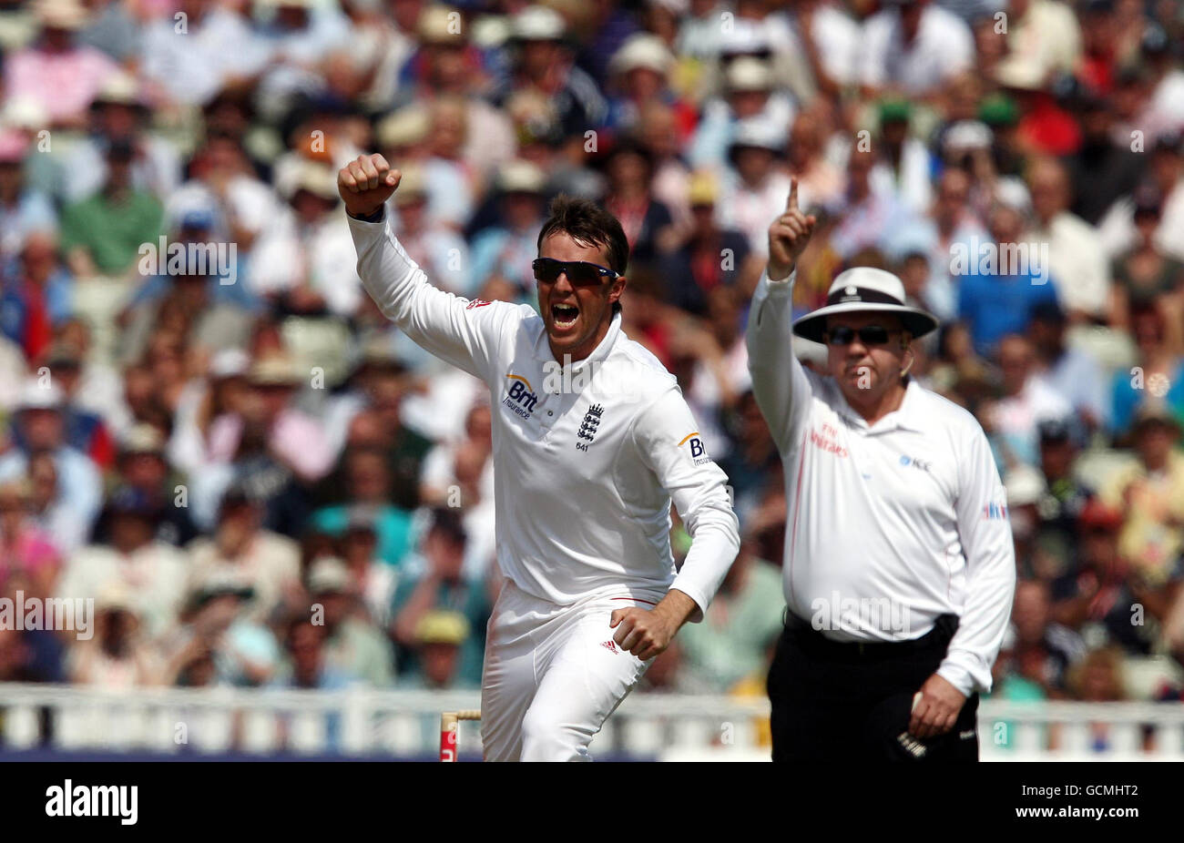 Graeme Swann (à gauche), en Angleterre, a fait la mise à niveau de Umar Akmal au Pakistan lors du second test de npower à Edgbaston, Birmingham. Banque D'Images