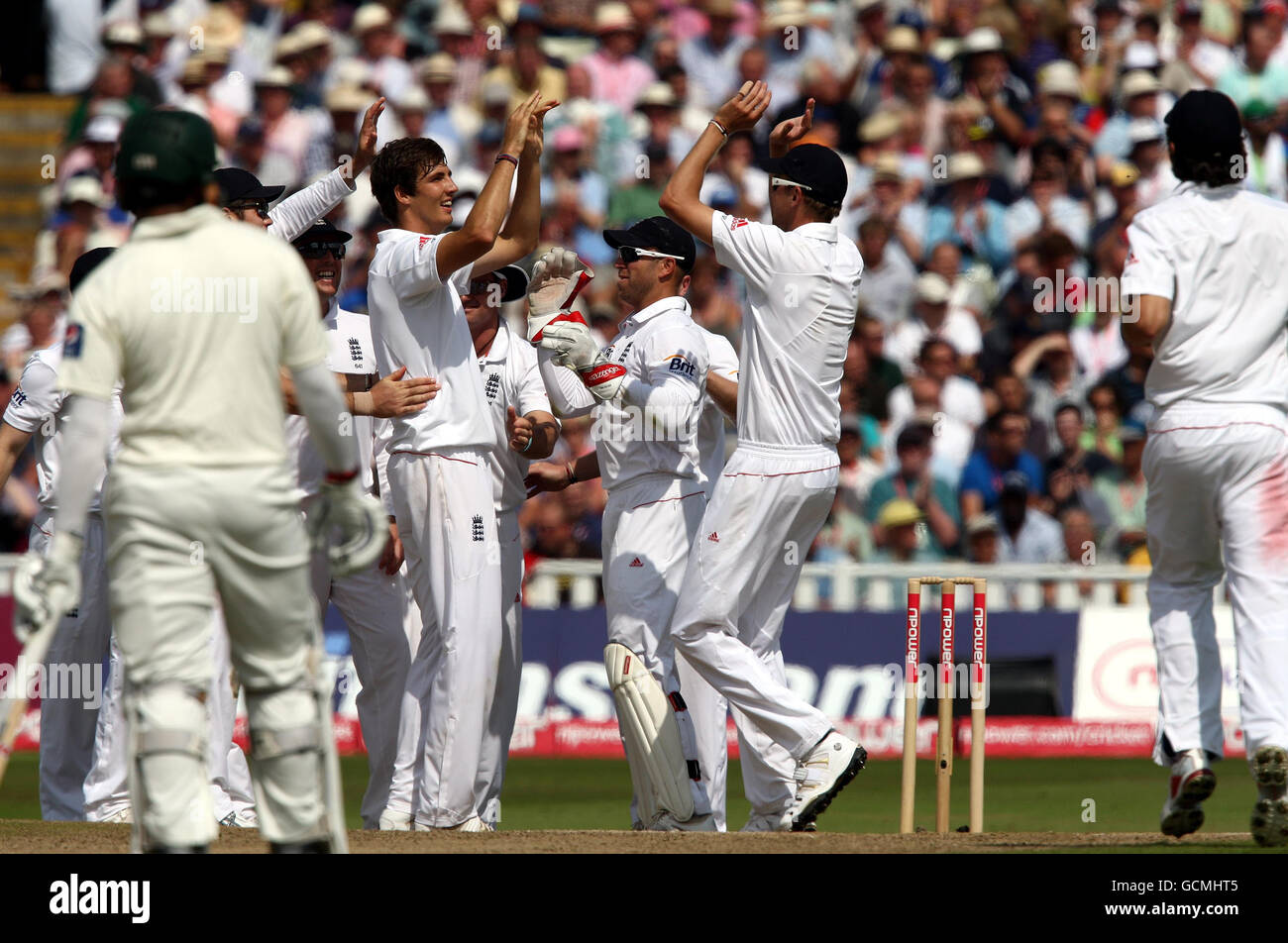 Steven Finn, en Angleterre, joue au Shoaib Malik, au Pakistan, lors du second test de npower à Edgbaston, Birmingham. Banque D'Images