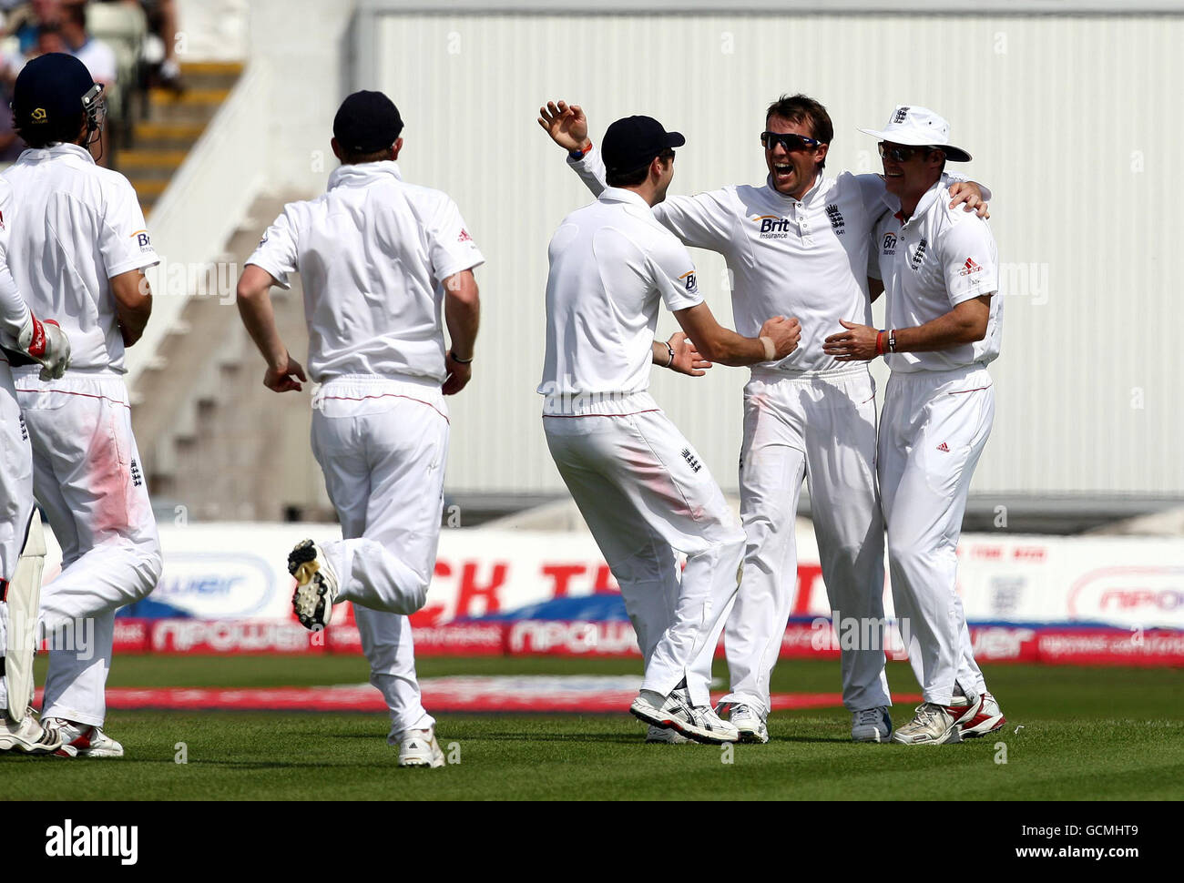 Graeme Swann (deuxième à droite) célèbre le bowling Azhar Ali du Pakistan pour 19 courses lors du second test de npower à Edgbaston, Birmingham. Banque D'Images