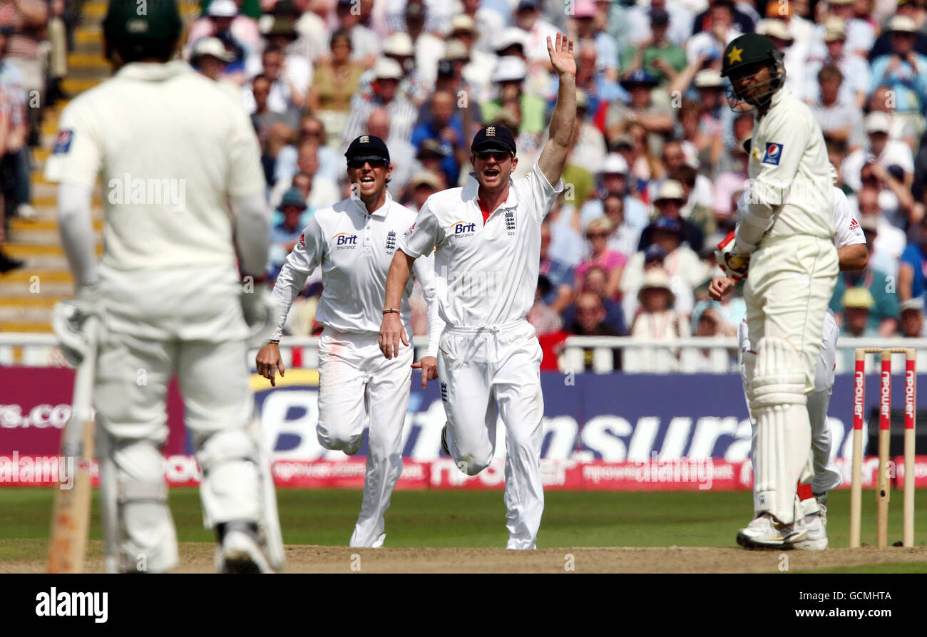 Graeme Swann et Paul Collingwood, en Angleterre, ont lancé un appel pour le cricket de Zulqarnain Haider, au Pakistan, lors du second test de npower à Edgbaston, Birmingham. Banque D'Images