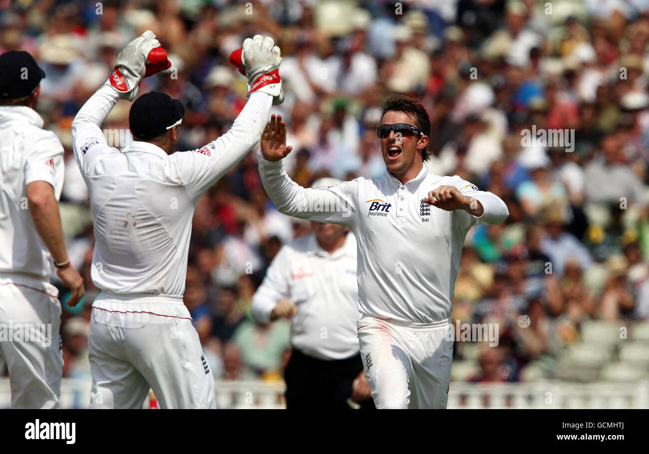 Graeme Swann, en Angleterre (au centre), célèbre le bowling Umar Akmal au Pakistan lors du second Test de npower à Edgbaston, Birmingham. Banque D'Images
