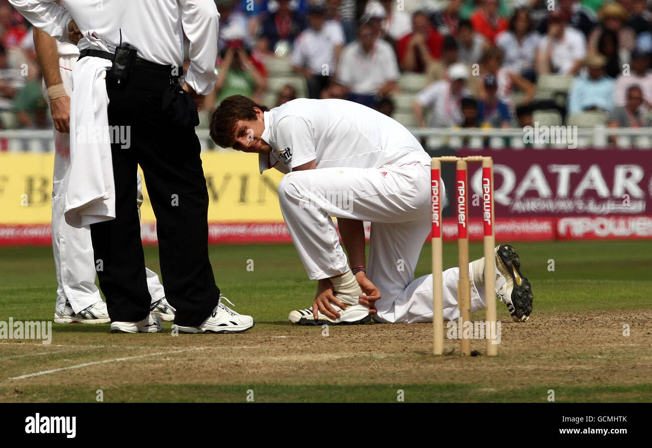 Le britannique Steven Finn tient sa cheville blessée lors du second test de npower à Edgbaston, Birmingham. Banque D'Images
