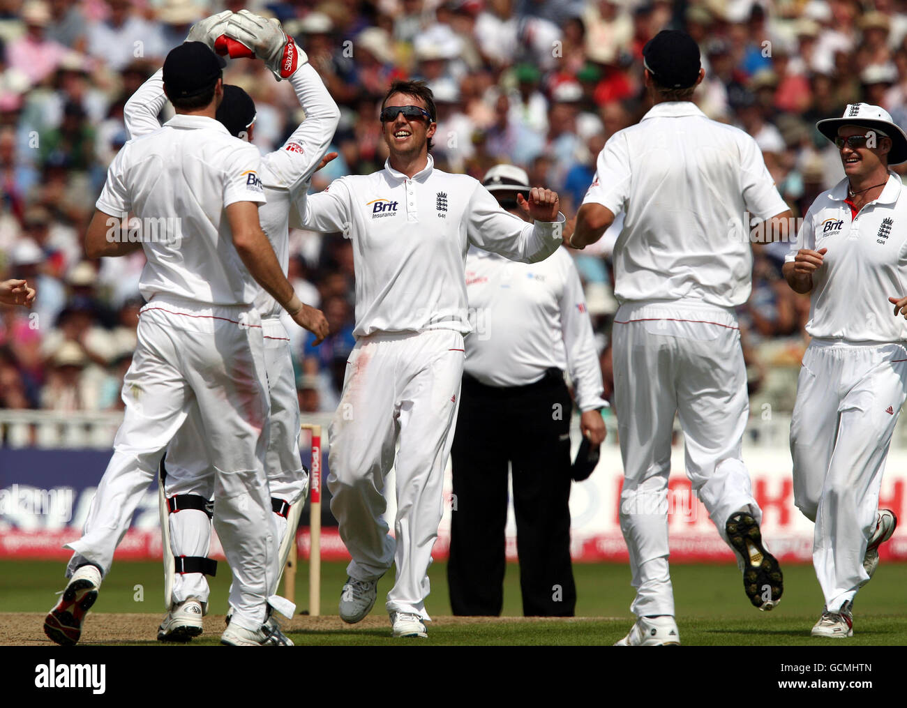 Cricket - npower second Test - troisième jour - Angleterre / Pakistan - Edgbaston.Graeme Swann (au centre), en Angleterre, est félicité par ses coéquipiers lors du second Test de npower à Edgbaston, Birmingham. Banque D'Images