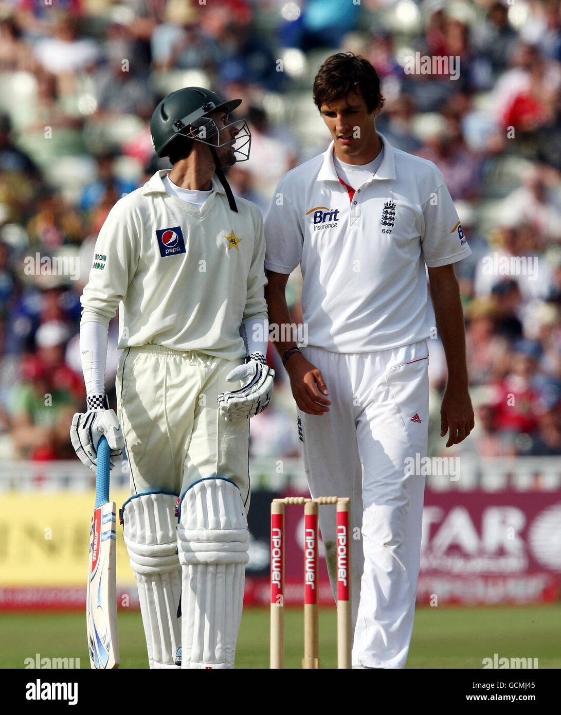 Zulqarnain Haider au Pakistan parle avec Steven Finn en Angleterre lors du second test de npower à Edgbaston, Birmingham. Banque D'Images