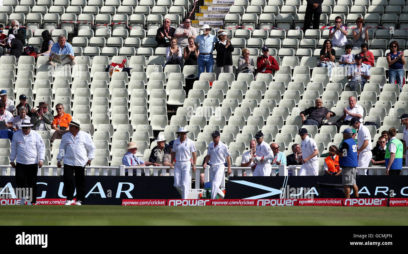 Andrew Strauss, en Angleterre, dirige son équipe lors du second test de npower à Edgbaston, Birmingham. Banque D'Images