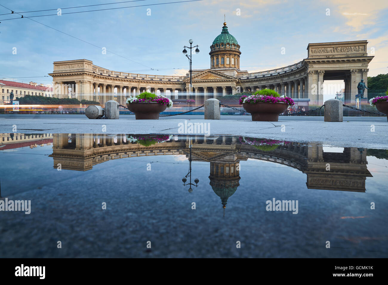 La Russie, Saint-Petersbourg, 03 juillet 2016 : Reflet de la Cathédrale de Kazan dans une piscine sur le trottoir de l'avenue Nevsky prospect Banque D'Images