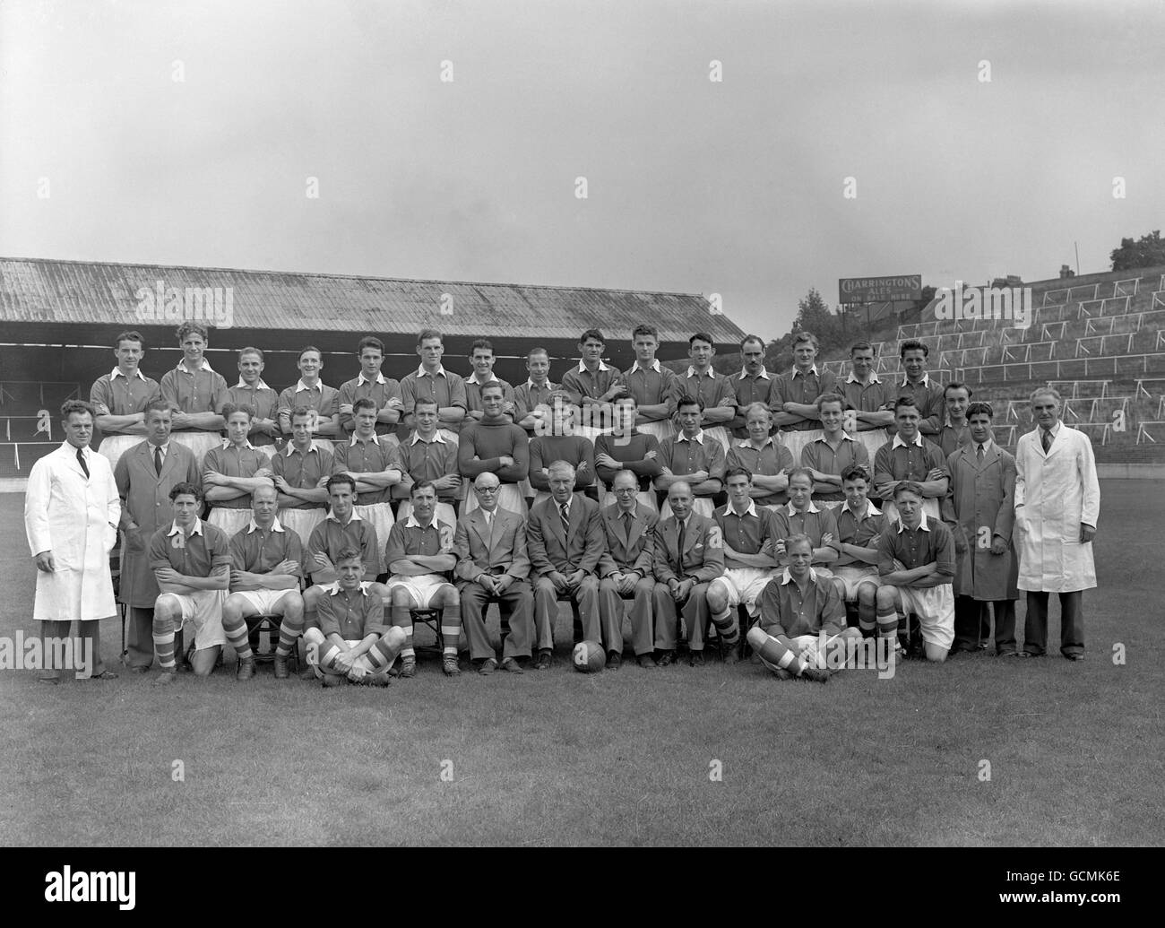Groupe d'équipe pour la saison 1952-53, y compris Leslie Fell (deuxième rangée arrière en partant de la droite). **légende complète à suivre** Banque D'Images