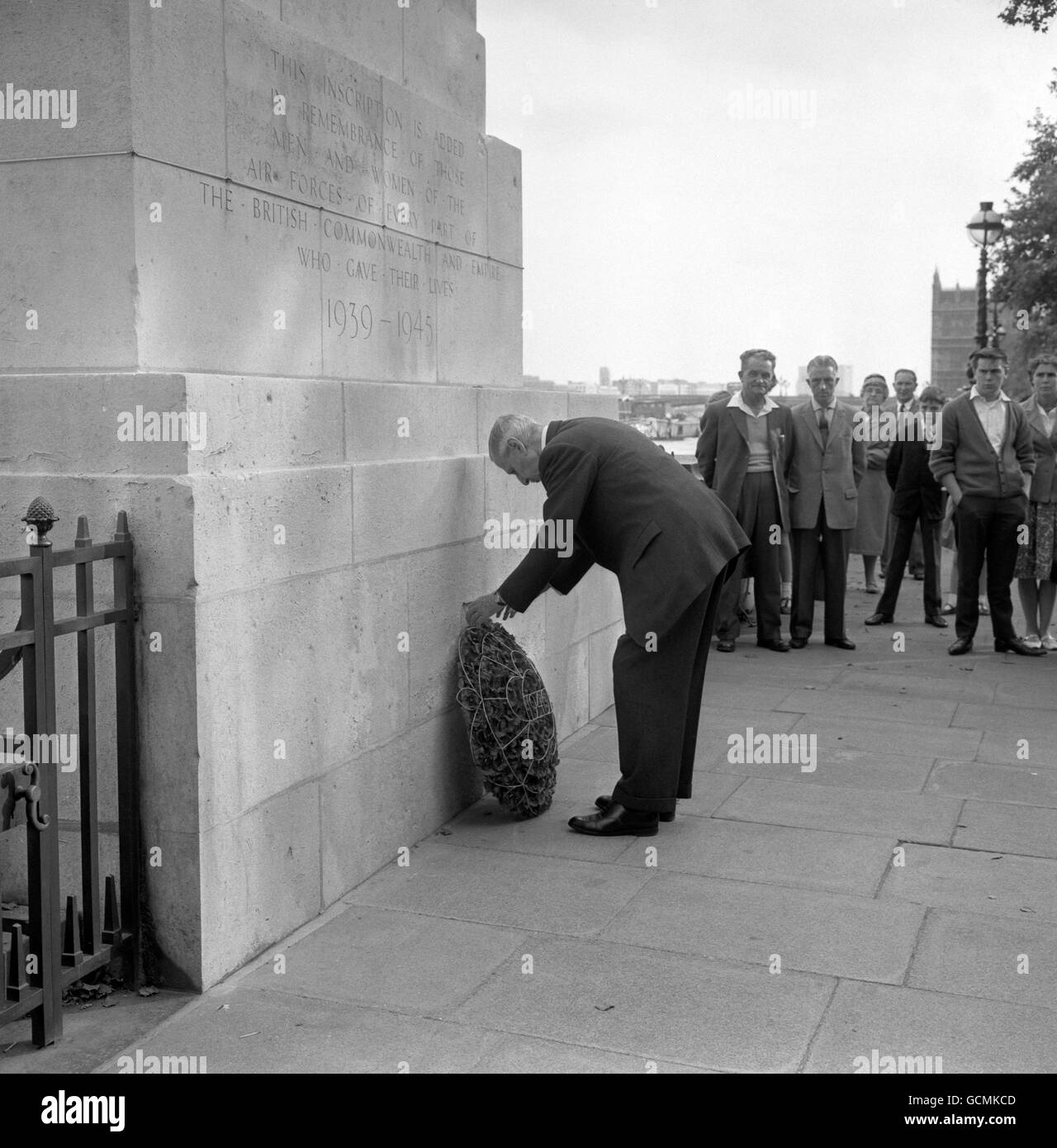 Le maréchal en chef de l'air Lord Dowding place une couronne au Royal Air Force Memorial sur le Victoria Embankment, à Londres, lors des cérémonies de commémoration de la bataille d'Angleterre Banque D'Images