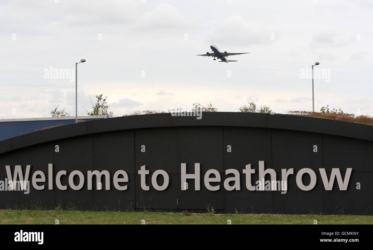 Un avion part de l'aéroport de Heathrow à Middlesex, des milliers de vacanciers étant confrontés à la perspective d'un chaos dans les voyages suite à un vote écrasante des travailleurs des aéroports de BAA. APPUYEZ SUR ASSOCIATION photo. Date de la photo: Jeudi 12 août 2010. Un vote sur salaire impliquant 6,000 membres du syndicat Unite a donné lieu à trois voix contre une en faveur d'une action de grève, a déclaré le syndicat Unite. Toute action aura une incidence non seulement sur les aéroports de Heathrow, mais également sur ceux de Stansted, Southampton, Glasgow, Aberdeen et Édimbourg. Avant l'annonce du résultat du scrutin, le Premier ministre David Cameron Banque D'Images