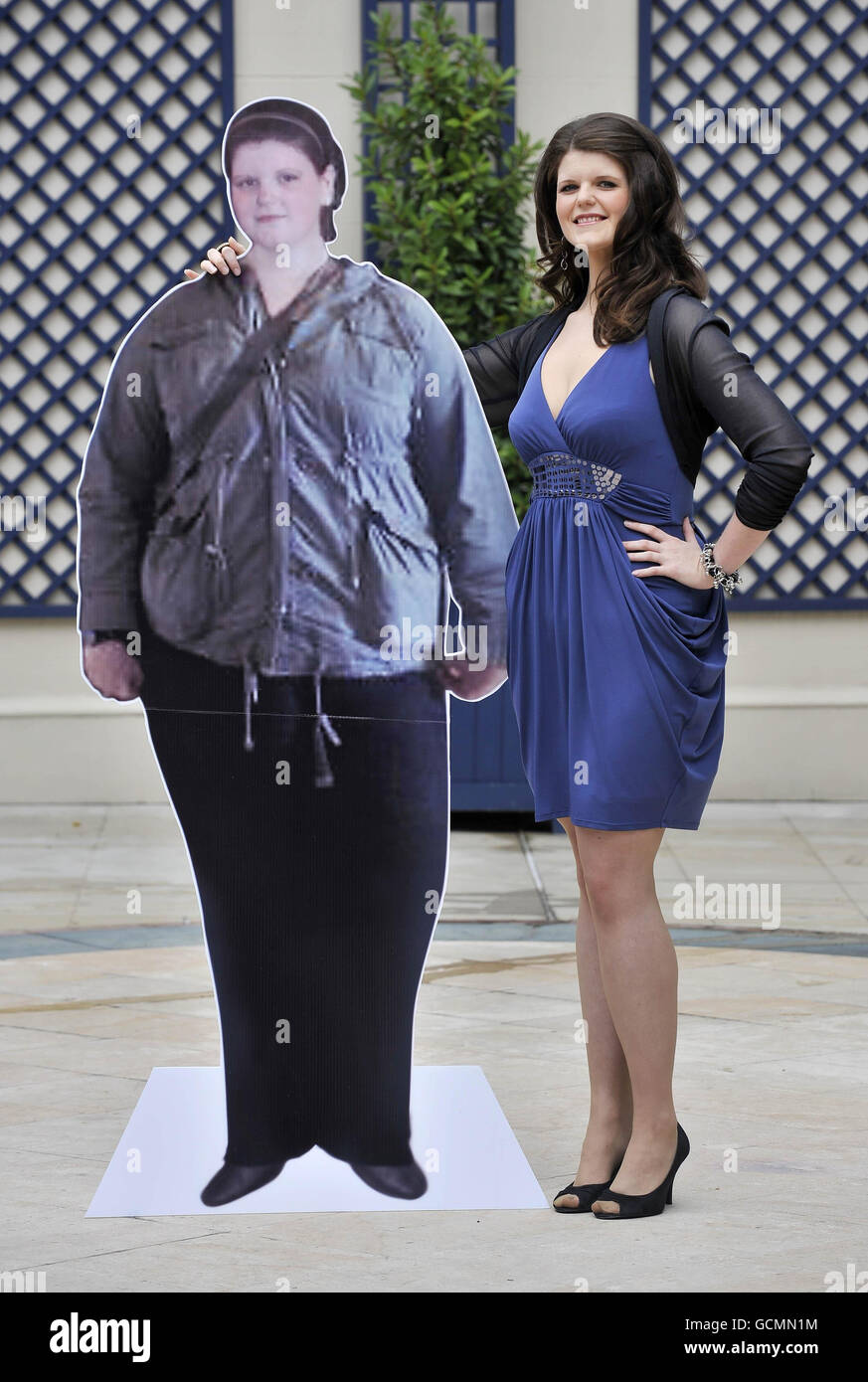 Kelly Meager pose avec une photo d'elle-même prise avant qu'elle ait commencé à s'amincir pendant l'été 2008, comme elle est nommée l'amincir du monde de l'année Slimming Young, dans les jardins de l'hôtel Ritz à Londres. Banque D'Images