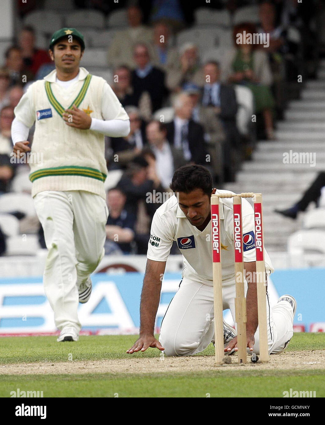 Wahab Riaz, le joueur de football pakistanais, célèbre après avoir bouclé Stuart Broad en Angleterre et obtenu son cinquième match de cricket lors du troisième npower Test au Brit Insurance Oval de Londres. Banque D'Images