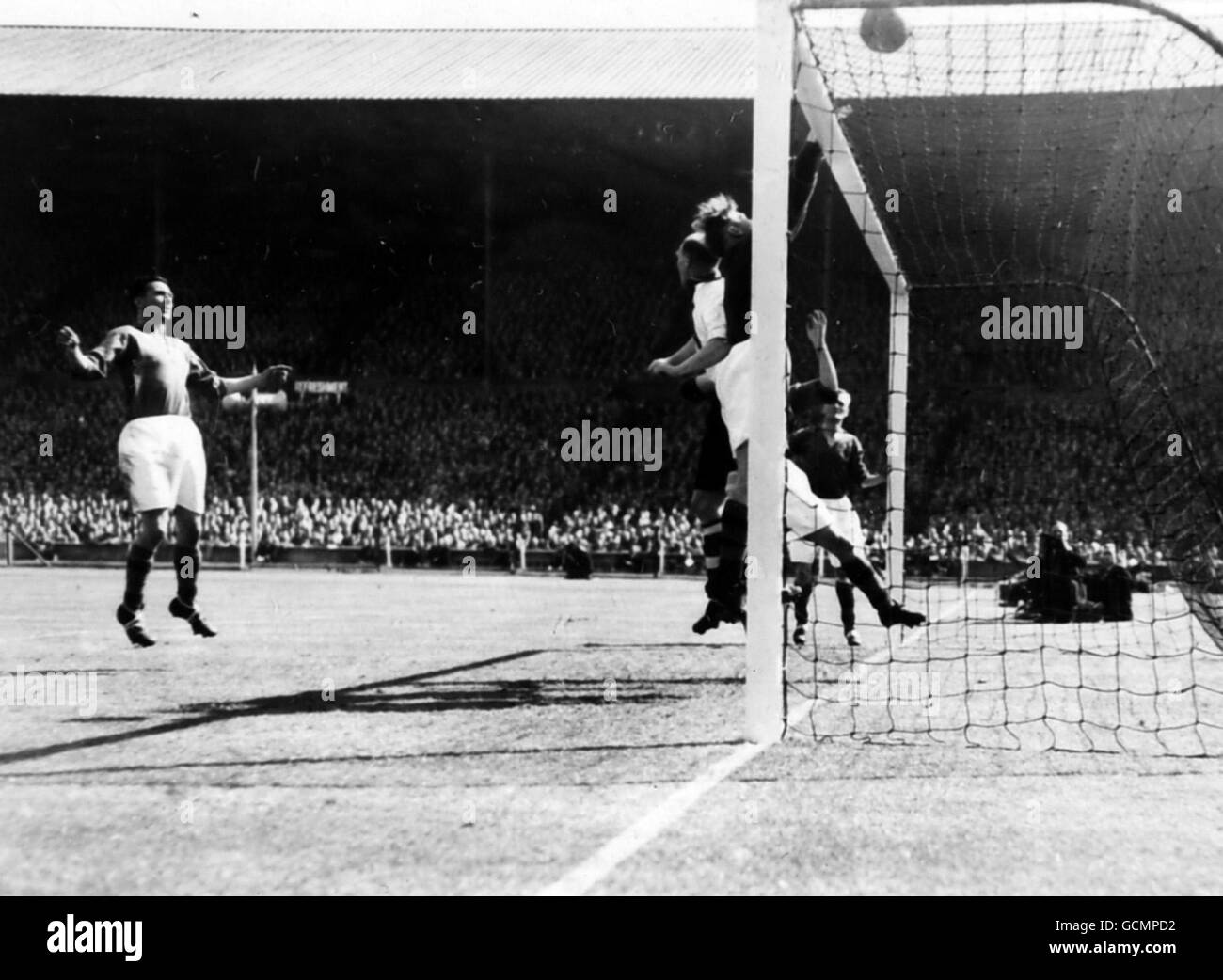 Football - finale de la coupe FA - Burnley / Charlton - Wembley.Action générale de la finale de la coupe FA le 26 avril 1947. Banque D'Images