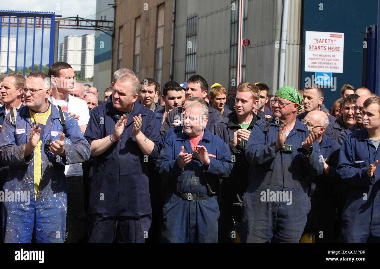 Les employés de chantier naval clasèront alors que le cercueil de l'ancien dirigeant syndical de chantier naval de Glasgow, Jimmy Reid, passe devant les employés qui ont bordi les rues à l'extérieur du chantier naval de Govan en route vers l'église de la vieille paroisse de Govan à Glasgow pour ses funérailles. Banque D'Images