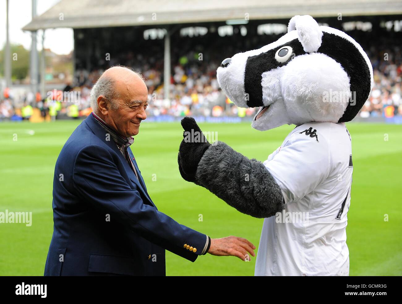 Football - Barclays Premier League - Fulham / Manchester United - Craven Cottage.Le président de Fulham, Mohamed Al Fayed (à gauche) et la mascotte Billy The Badger Banque D'Images