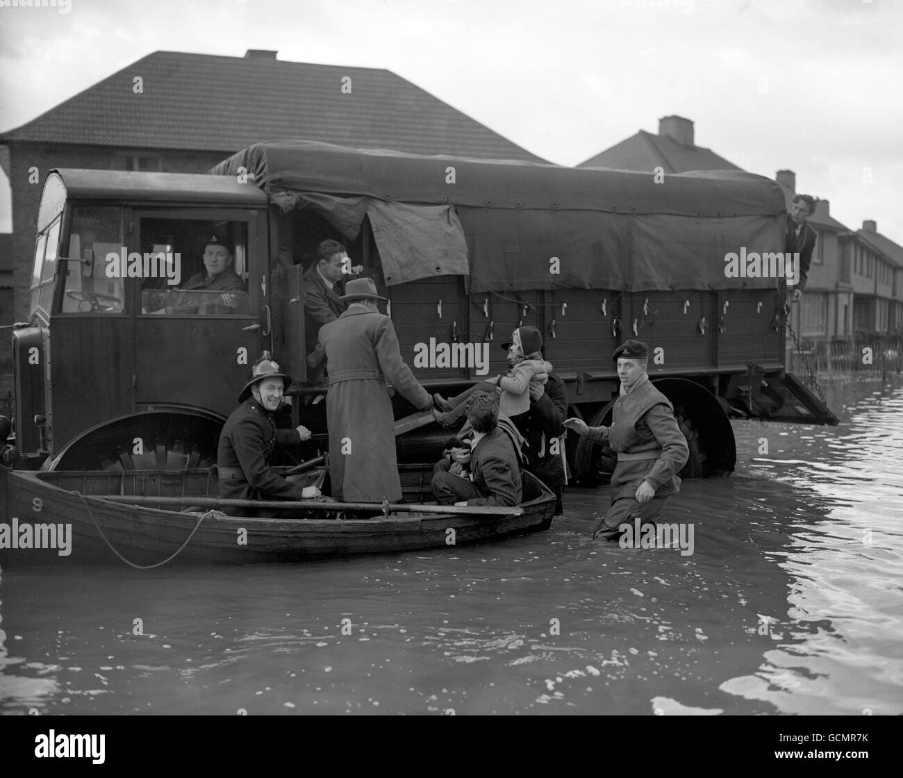 Un enfant est transféré d'un bateau de sauvetage à un camion de l'armée à l'île Canvey.Les derniers habitants ont été évacués par la police, les troupes et d'autres services de l'île Canvey, dans l'Essex, où plus de 100 personnes sont connues pour être mortes dans la catastrophe d'inondation. Banque D'Images