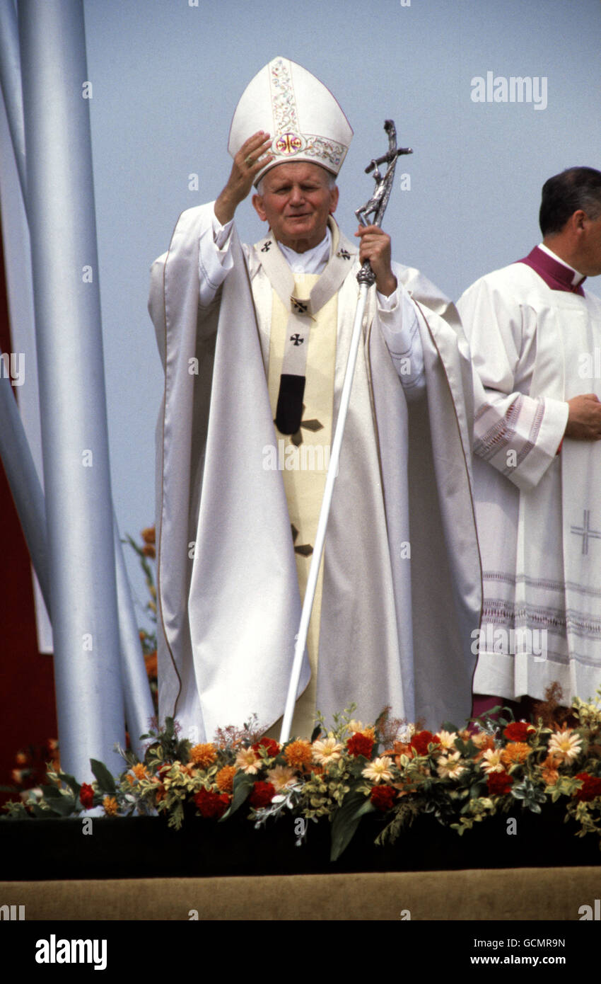 Une bénédiction papale par le Pape Jean-Paul II lors de sa visite aux champs de Pontcanna, à Cardiff. Banque D'Images