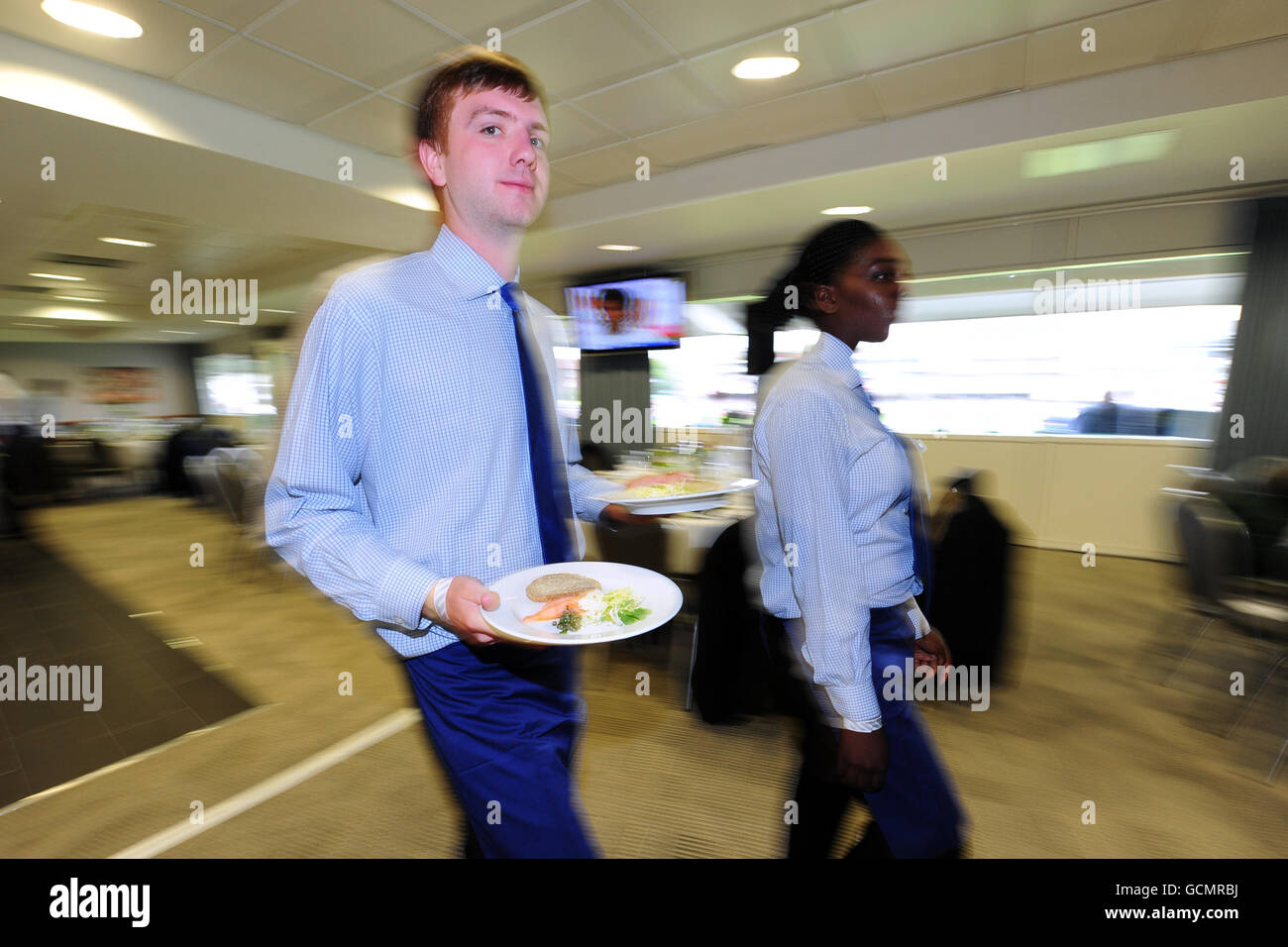 Cricket - troisième test de npower - troisième jour - Angleterre contre Pakistan - le Brit Insurance Oval.Les entrées sont faites par les serveurs dans l'hospitalité au Brit Insurance Oval Banque D'Images