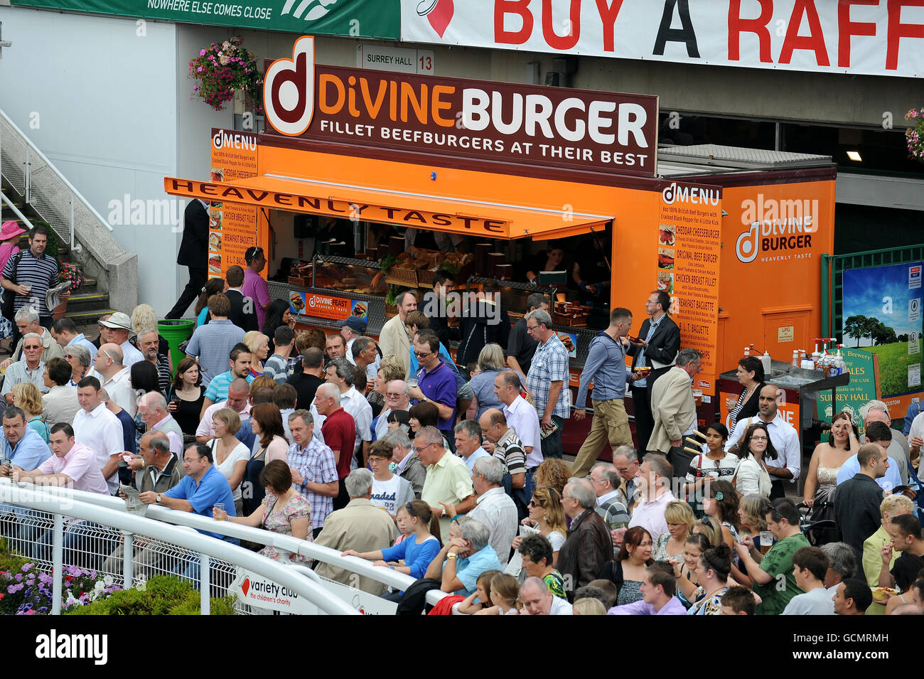 Les courses de chevaux - Variety Club Day - Sandown Park Banque D'Images