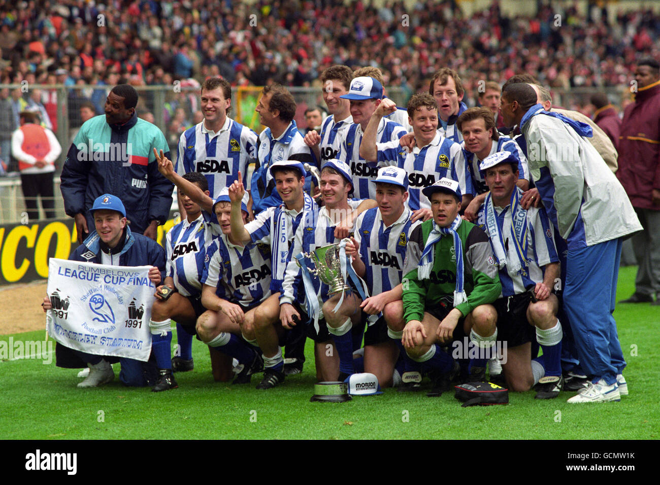 Peter Shirtliff de Sheffield Wednesday, au deuxième rang, à gauche, célèbre avec ses coéquipiers après avoir remporté la coupe de la Ligue des Rumbelows Banque D'Images